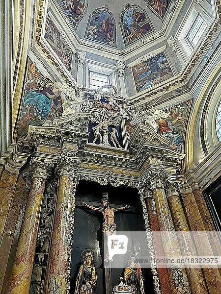 Altar of the Chapel of the Cross  Trento Cathedral  Cattedrale di San Vigilio  Trento  Trentino  Italy  Europe
