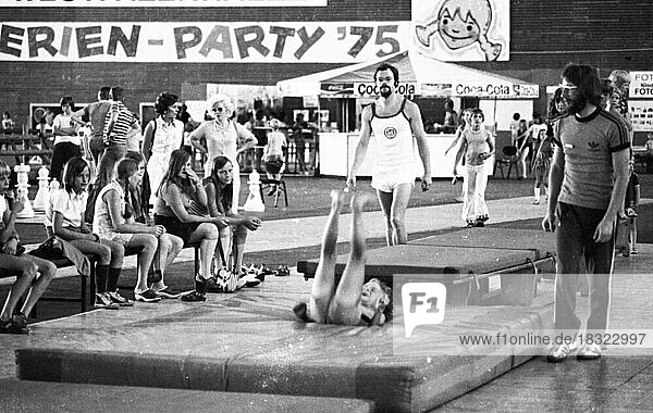 Die Stadt Dortmund veranstaltete eine Kinderferienparty in der Dortmunder Westfalenhalle hier am 05.08.1975  um Kinder Ferien zu gestalten  deren Eltern sich ansonsten keinen Ferienaufenthalt leisten koennen  Deutschland  Europa