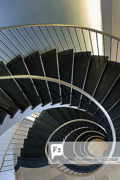 Spiralförmiges Treppenhaus  Wendeltreppe  schwarze Treppenstufen  Blick von oben  Hannover  Niedersachsen  Deutschland  Europa