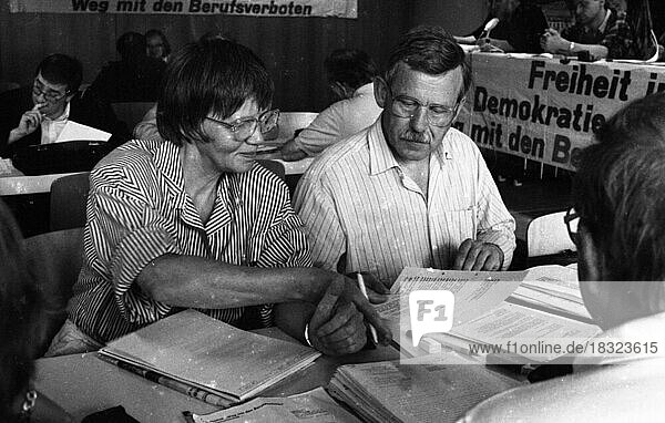 Betroffene Lehrer  Lokfuehrer  Postbeamte u. a. des sogenannten Radikalenerlasses trafen sich im Jahre 1969 in Bielefeld zu einer Konferenz über die Berufsverbote  Deutschland  Europa