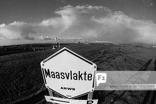 Die Maasvlakte in den Niederlanden zu Beginn der Bauarbeiten am 10. 11. 1971 an einem sehr grossen internationalen Hafen nahe Rotterdam  NDL  Niederlande  Europa