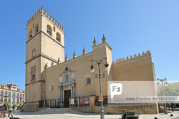 Catedral de San Juan Bautista erbaut 13. Jhdt am Plaza de Espana in Badajoz  Extremadura  Spanien  Europa