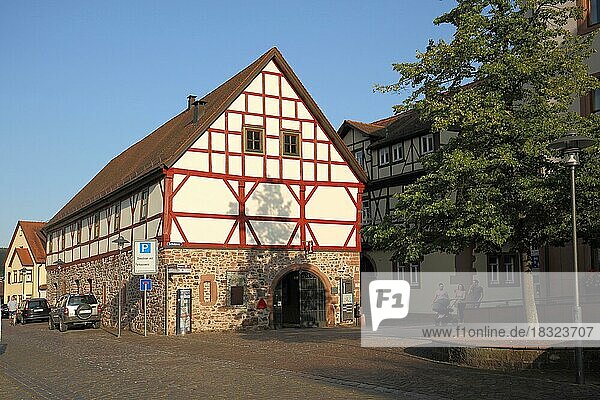 Kellereischeune erbaut 14. Jhdt mit Touristinformation in Lohr am Main  Bayern  Deutschland  Europa