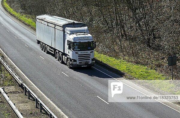 Scania Greener Lkw auf der zweispurigen Straße A12  Loudham  Suffolk  England  UK