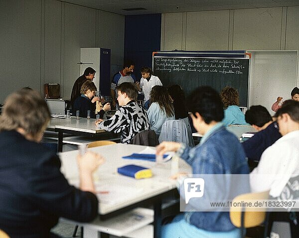 Unterricht an einer Hauptschule am 25. 04. 1995 in Hagen  Deutschland  Europa