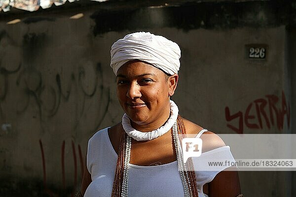 Afrikanische Traditionen in Quilombo  junge Frau mit afrikanischer Herkunft trägt Kleidung ihrer Religion Umbanda  Brasilien  Südamerika