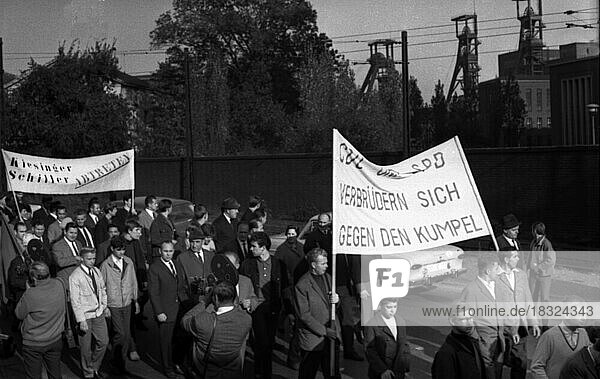 Eine Welle der Empoerung erfasste das Ruhrgebiet als die Zeche Hansa geschlossen wurde  hier bei Demonstrationen am 21. 10. 1967 in Dortmund-Huckarde. Transparent: CDU und SPD verbrüdern sich gegen den Kumpel  Deutschland  Europa