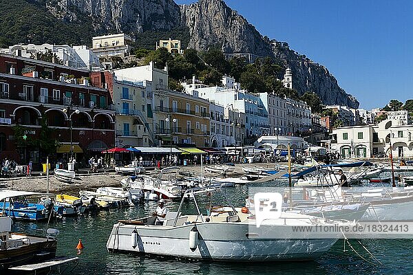 Marina Grande Hafen mit Fischerbooten  Capri  Golf von Neapel  Kampanien  Süditalien  Italien  Europa