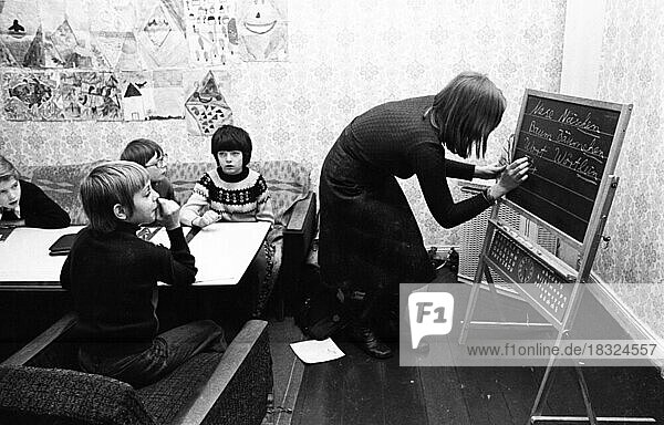 Privater Nachhilfeunterricht fuer lernschwache Kinder in einer Nachmittagsschule am 3.02.1975 in Bottrop  Deutschland  Europa
