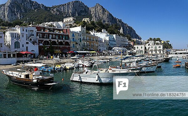 Marina Grande Hafen mit Fischerbooten  Capri  Golf von Neapel  Kampanien  Süditalien  Italien  Europa