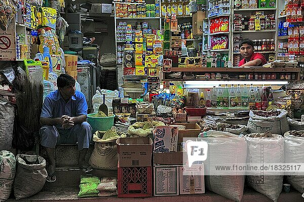 Händler im Mutrah-Souk  Muscat  Oman  Asien