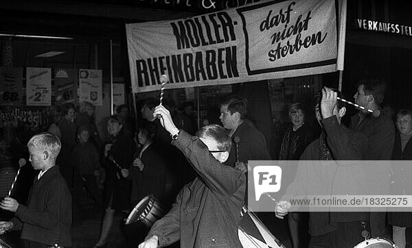 Kumpel und Angehoerige der Zeche Möller-Rheinbaben in Bottrop und Gladbeck demonstrierten 1967 fuer die Erhaltung ihrer Arbeitsplaetze jedoch vergeblich  Deutschland  Europa