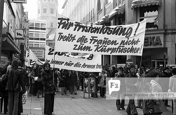 Mehrere hundert Frauen und einige Maenner wandten sich in Bonn am 15.2.1975 gegen den § 218 und fuer eine Fristenloesung mit Aktionen auf dem Muensterplatz  Diskussionen und einer Demonstration in Bonn  Deutschland  Europa