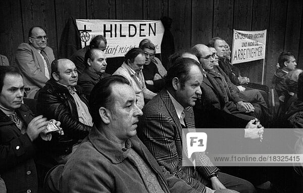 Aus Sorge um ihre Arbeitsplaetze demonstrierten Arbeiter und Angestellte der Firma Mannesmann bei einer Betriebsversammlung am 15.12.1979 in Hilden  Deutschland  Europa