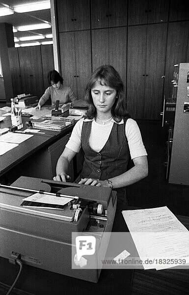 Angestellte einer Buchhaltung am 24.0.1976 bei der Fa. Coop in Dortmund  Deutschland  Europa