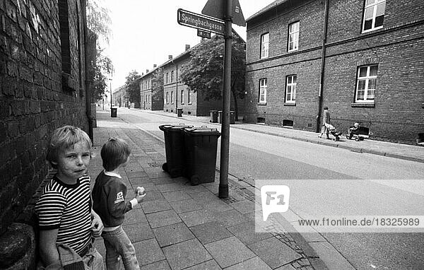 The planned sale of the old Augustastrasse colliery housing estate caused great concern among the tenants. August 1981  Germany  Europe