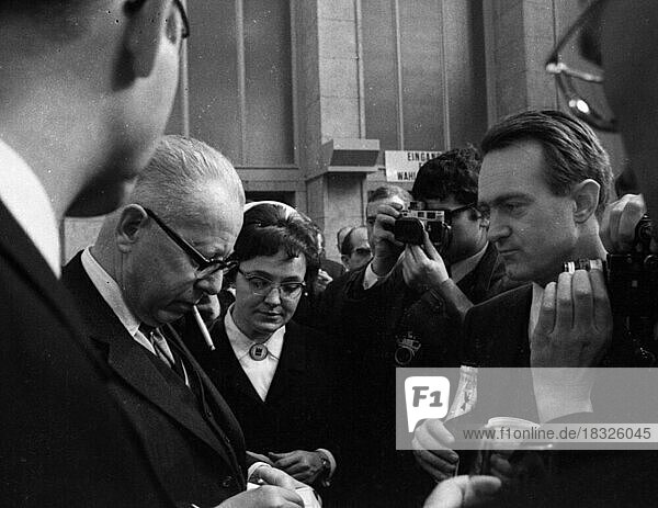 Die Bundesversammlung waehlte am 5. 3. 1969 in Berlin im dritten Wahlgang den neuen Bundespraesidenten Gustav Heinemann) SPD)  Der CDU-Kandidat war Gerhard Schroeder (CDU) . Gustav Heinemann l. Johannes Rau r  Deutschland  Europa