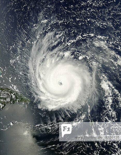 Hurrikan Frances  das MODIS-Instrument an Bord des NASA-Satelliten Aqua hat dieses Echtfarbenbild des Hurrikans Frances am 31. August 2004 um 17:55 UTC (1:55 PM EDT) aufgenommen. Zum Zeitpunkt der Aufnahme dieses Bildes befand sich Frances etwa 230 km (140 Meilen) nordnordöstlich von San Juan  Puerto Rico  und bewegte sich mit einer Geschwindigkeit von 26 km/h (16 mph) in Richtung Westen. Die maximalen anhaltenden Winde lagen bei 225 km/h (140 mph) und der minimale Zentraldruck des Sturms sank auf 942 Millibar  Nordamerika