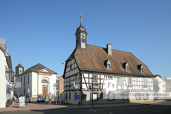 Altes Rathaus mit St. Franziskus Am Kirchplatz in Kelkheim  Hessen  Deutschland  Europa