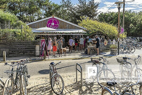 Bicycles and the Popies fashion boutique in Cap Ferret  Lège-Cap-Ferret  Aquitaine  New Aquitaine  France  Europe