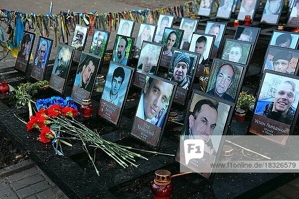 Gedenken an die Toten von der blutigsten Maidan-Demonstration im Februar 2014  Bilder der Opfer  Kiew  Ukraine  Europa