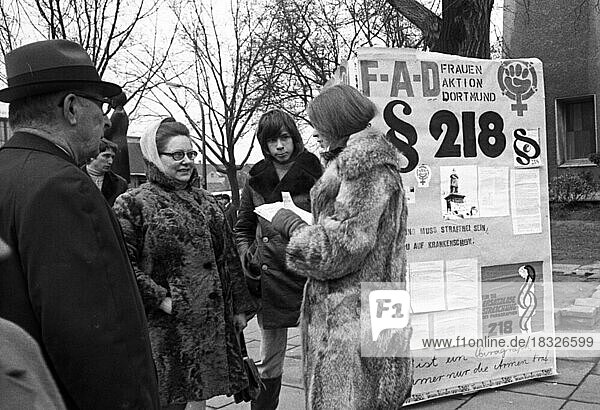 Die Frauen Aktion Dortmund (FAD) sammelt an einem Standplatz in der Dortmunder Innenstadt Unterschriften aus Protest gegen den § 218 am 15.2.1975  Deutschland  Europa