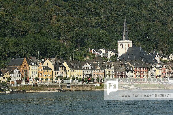 St. Goar mit Stiftskirche Häuser am Rheinufer  Rheinland-Pfalz  Oberes Mittelrheintal  Deutschland  Europa