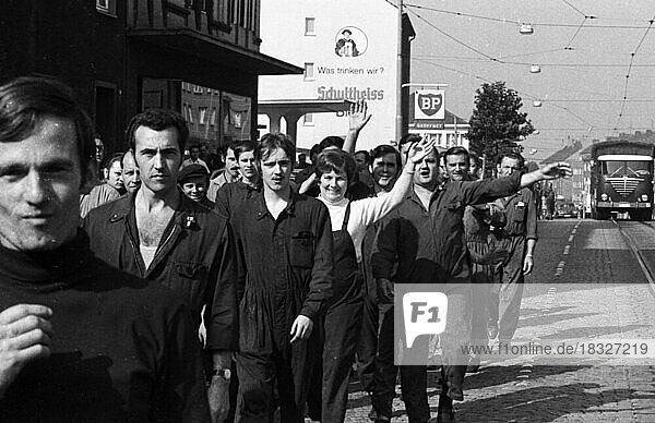 Die spontanen Streiks  hier bei Opel in Bochum am 15.9.1969 in Bochum  gingen als Septemberstreiks in die Geschichte ein  Deutschland  Europa