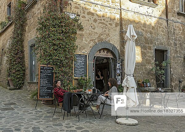 Zwei Frauen in einem Straßencafé  Civita di Bagnoregio  Italien  Europa