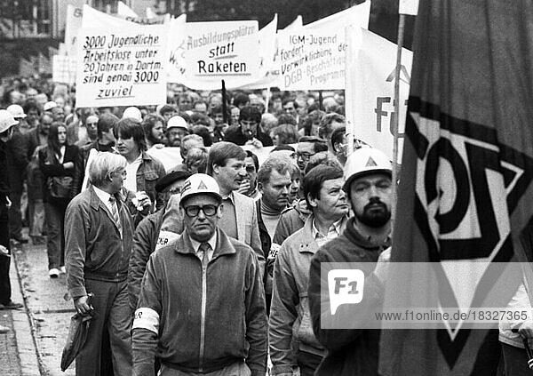 Alle Einzelgewerkschaften im DGB demonstrierten mit ca. 50.000 Teilnehmern 1982 gemeinsam gegen Arbeitslosigkeit  Sozialabbau und sozialen Frieden sowie Raketenrruestung  Deutschland  Europa