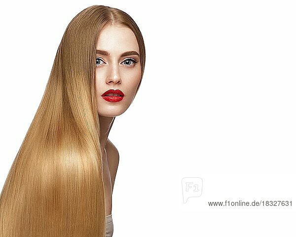 Schönes blondes Mädchen mit einem perfekt glatten Haar und klassischem Make-up. Schönheit Gesicht und Haar. Bild im Studio aufgenommen