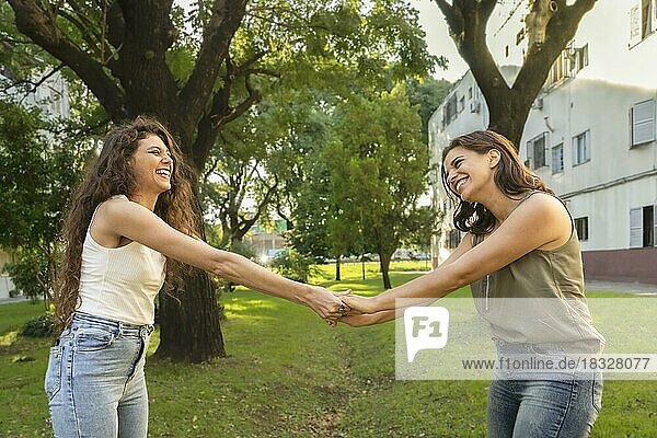 Zwei Frauen halten ihre Hände im Freien