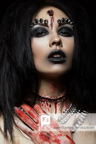 Dämonisches Mädchen mit einer Kugel im Kopf und durchgeschnittener Kehle. Ein Bild für Halloween. Fotos im Studio aufgenommen