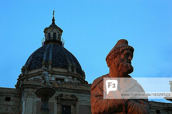 In der Altstadt von Palermo  an der Piazza Pretoria  Brunnenfigur des Brunnens Fontana Pretoria und die Kuppel der Kirche Santa Caterina  Sizilien  Italien  Europa