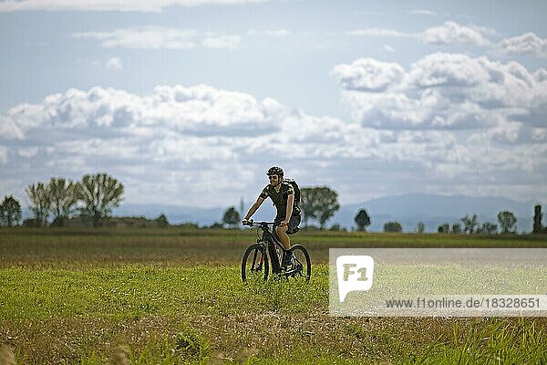 Mann  36  mit E-Bike auf der Ciclovia del Sol  Teil der Eurovelo 7  Enilia Romagna  Italien  Europa
