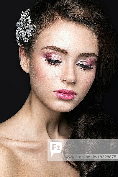 Schönes Mädchen mit perfekter Haut  rosa Lippen und Locken. Bild im Studio auf einem schwarzen Hintergrund aufgenommen. Schönheit Gesicht
