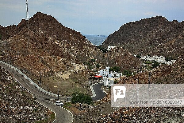 Blick vom alten Pass nach Muscat auf die Ausläufer der Altstadt  Oman  Asien
