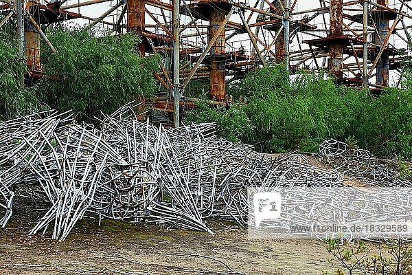 Sperrzone  Pripjat  in der unbewohnbaren 30-Kilometer-Zone um das Kraftwerk von Tschernobyl und der Arbeitersiedlung Pripjat  rueckgebaute Elemente der Duga Radarstation  Ukraine  Europa