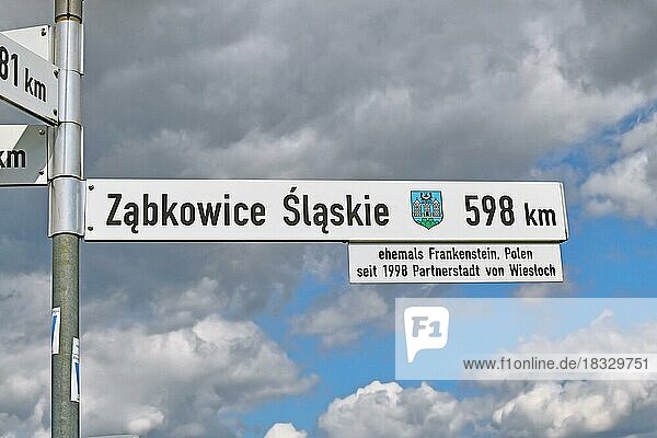 Straßenschild mit Richtung und Entfernung zur Partnerstadt Z?bkowice ?l?skie in Polen  Wiesloch  Deutschland  Europa