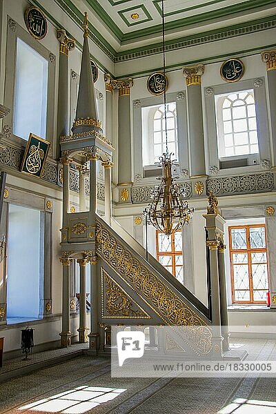 Marmor-Minbar-Predigtkanzel aus osmanischer Zeit in einer Moschee