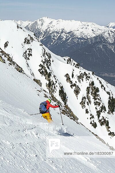 Skitourengeherin bei der Abfahrt  Gipfel und Berge im Winter  Sellraintal  Kühtai  Tirol  Österreich  Europa