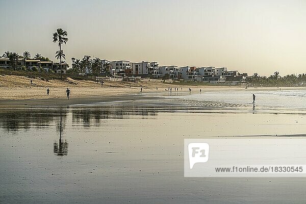 Spiegelung bei Ebbe am Strand von Fajara und Kotu  Kanifing  Bakau  Gambia  Westafrika  Afrika