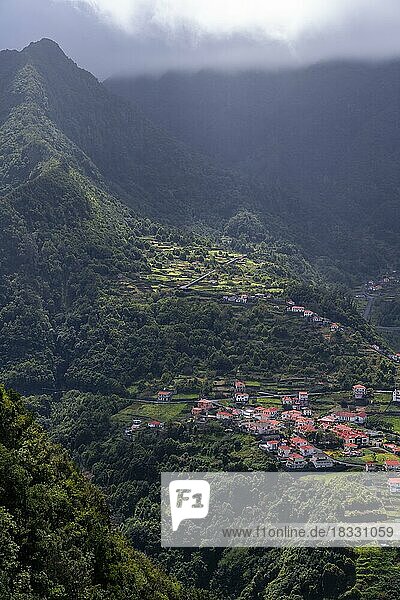 Ortsansicht  Boaventura und Bergtal  Madeira  Portugal  Europa