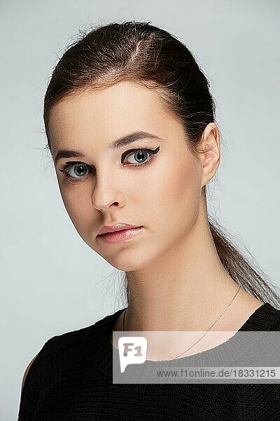 Close up Porträt der schönen zarten Mädchen mit frischen gesunden Haut  lange glatte Haare und natürliches Make-up