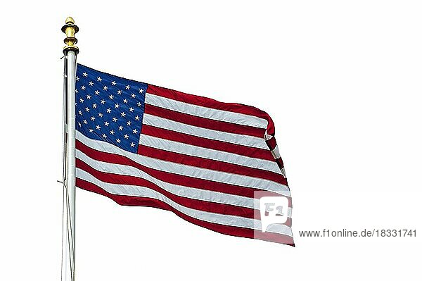 Amerikanische Flagge mit US-Sternen und Streifen weht im Wind gegen weißen Hintergrund