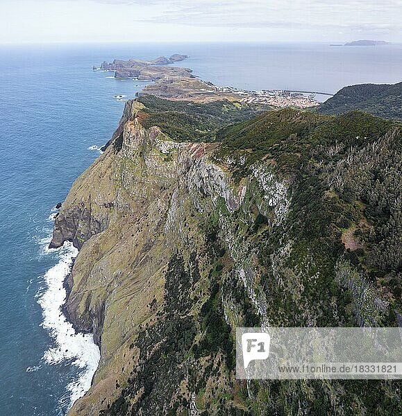 Ausblick auf Steilklippen und Berge  Küste und Meer  Kap Ponta de São Lourenço  Madeira  Portugal  Europa