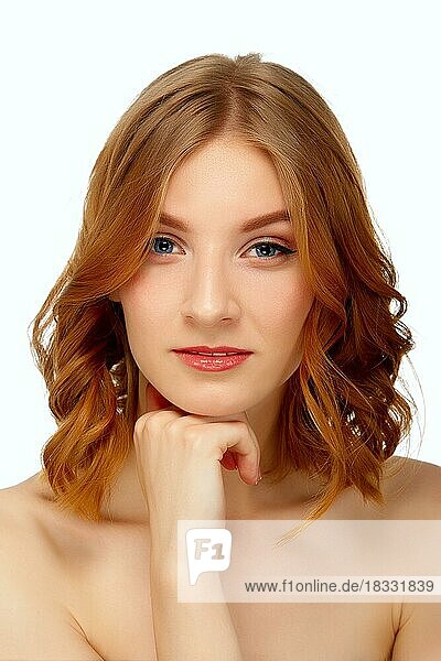 Porträt einer schönen jungen Frau mit blauen Augen und roten Lippen  die ihr Kinn berühren. Schönheit Porträt  frische Haut. Natürliches Make-up