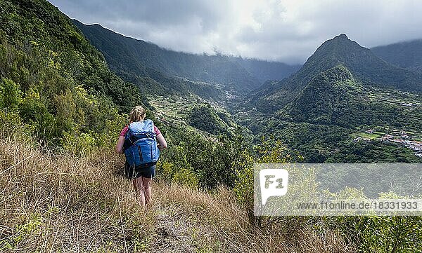 Wanderin überblickt ein Bergtal  Boaventura  Madeira  Portugal  Europa