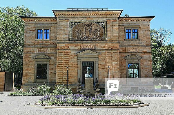 Villa Wahnfried  Haus Wahnfried  ehemaliges Wohnhaus von Richard Wagner  davor die Bueste von Ludwig II.  Bayreuth  Oberfranken  Bayern  Deutschland  Europa