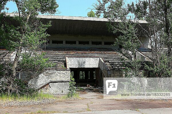 Sperrzone  Pripjat  in der unbewohnbaren 30-Kilometer-Zone um das Kraftwerk von Tschernobyl und der Arbeitersiedlung Pripjat  Avanhard-Stadion  Ukraine  Europa